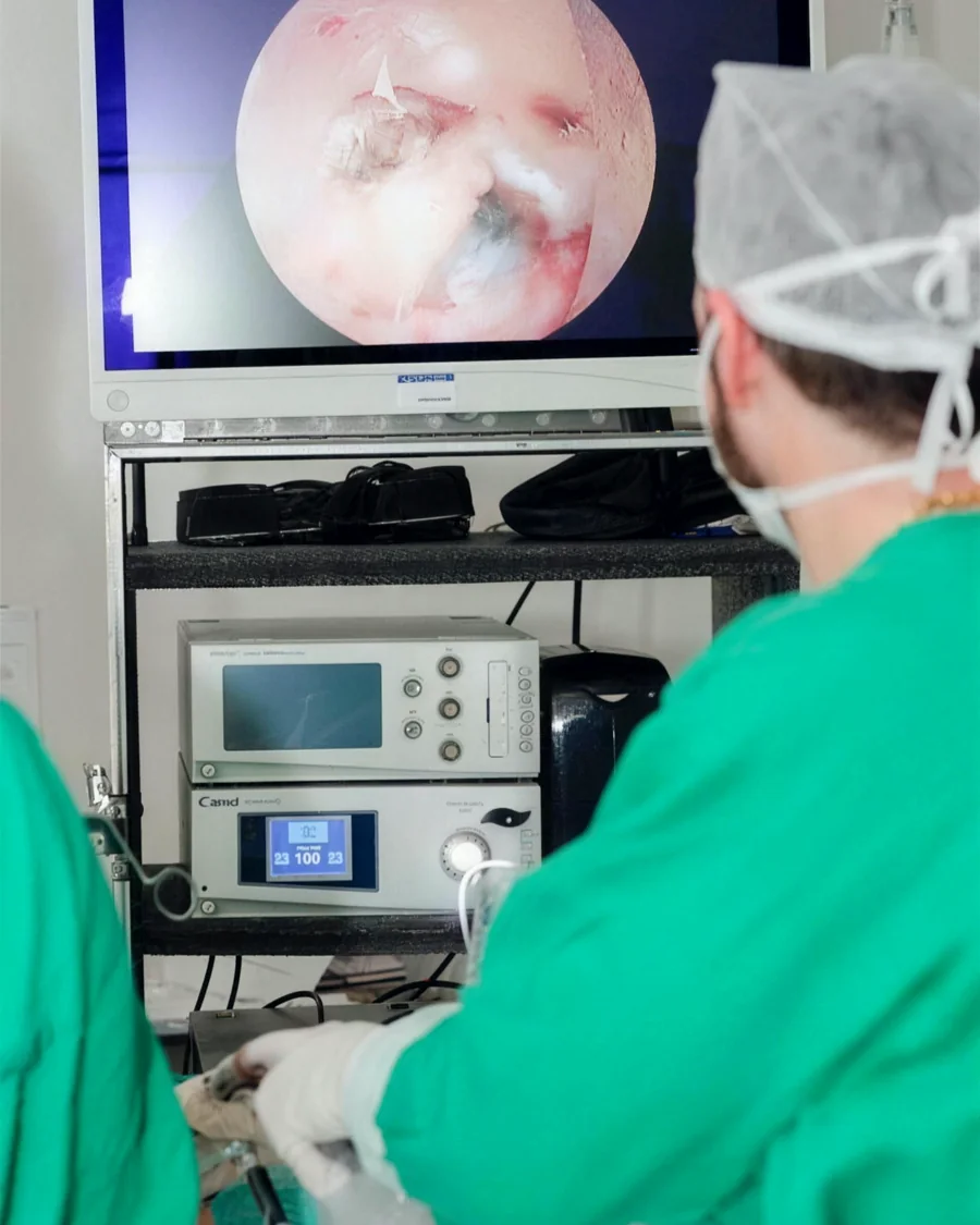Equipe da CTC Spine Care em procedimento endoscópico da coluna